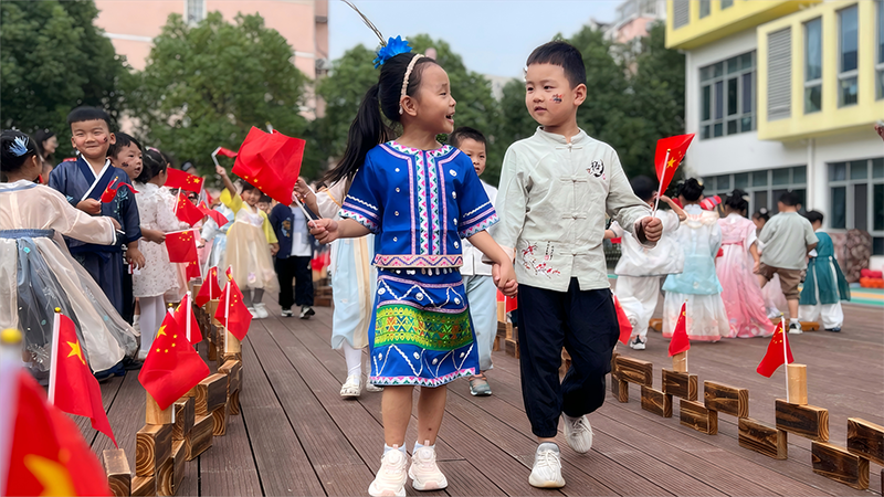 孩子们“游长城”庆国庆