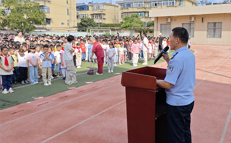 海光小学邀请法制副校长进行国旗下讲话