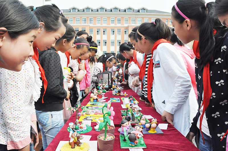 同学们在互相欣赏自己的面塑作品