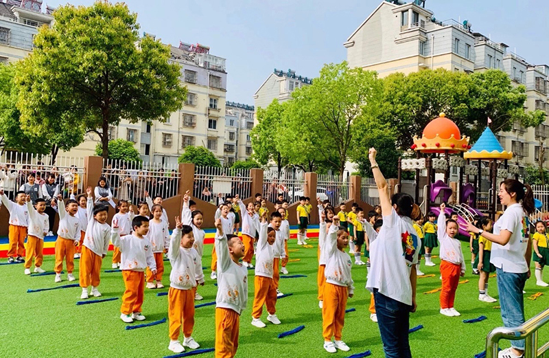 孩子们在老师的指导下做律动操